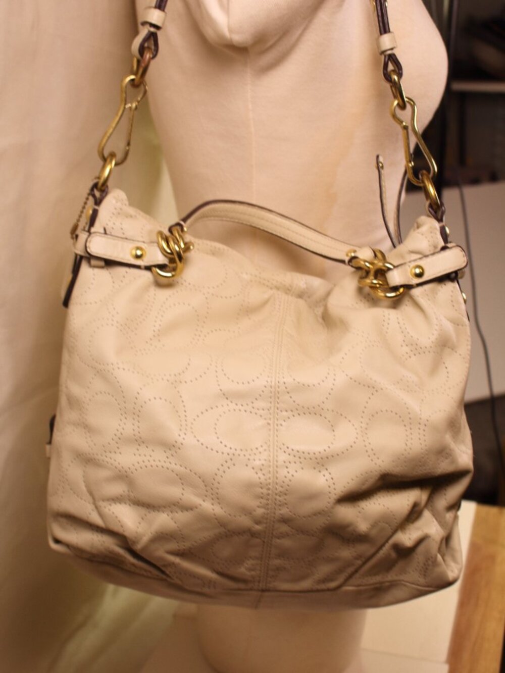 Coach Bone Leather Shoulder Bag Perforated Signature Hobo Purse F18808 - Picture 11 of 13